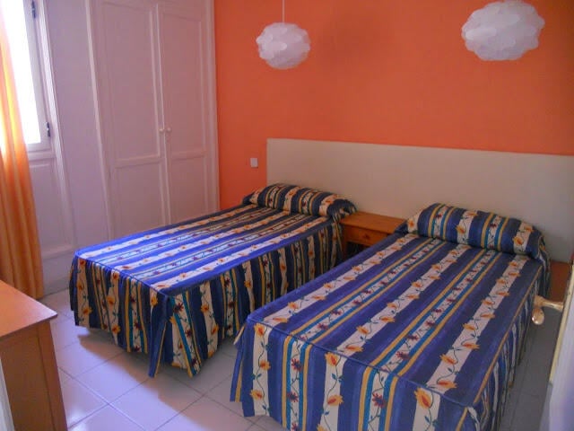 HabitaciónEn los dos apartamentos que estuvimos eran iguales. Colchones malísimos.