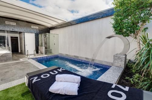 Foto de una habitación de Zouk Hotel