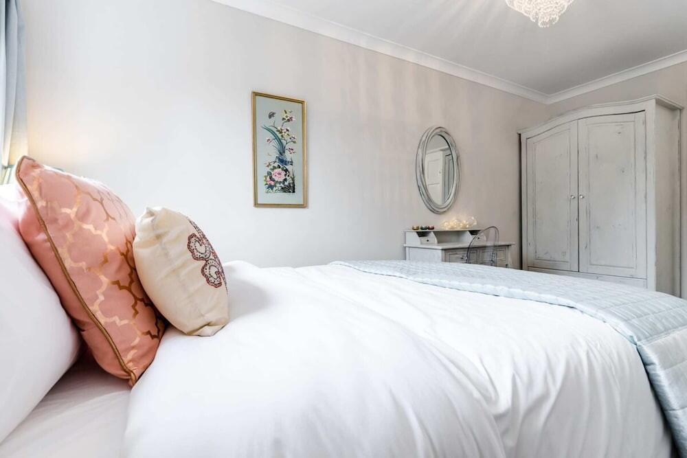 Foto de una habitación de Lovely 2 Bedroom Apartment With Garden, South Bank Westminster