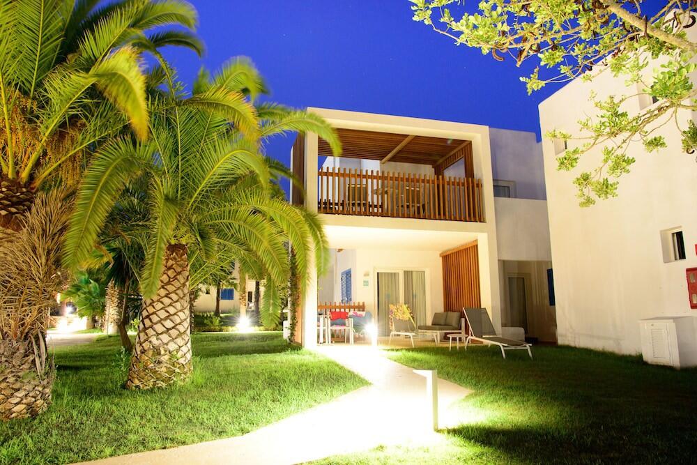 Foto del exterior de Hotel Cala Llenya Resort Ibiza