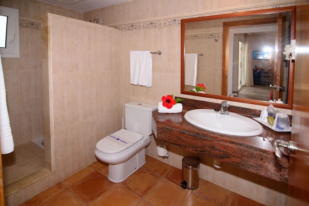 Foto del baño de Hotel Cala Llenya Resort Ibiza