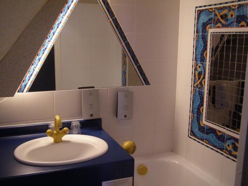 Bathroom – Logis Auberge À La Tête De Lard