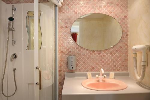 Bathroom – Logis Auberge À La Tête De Lard