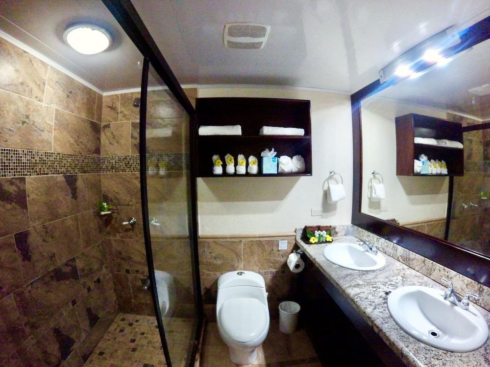 Foto del baño de Hotel The Falls at Manuel Antonio