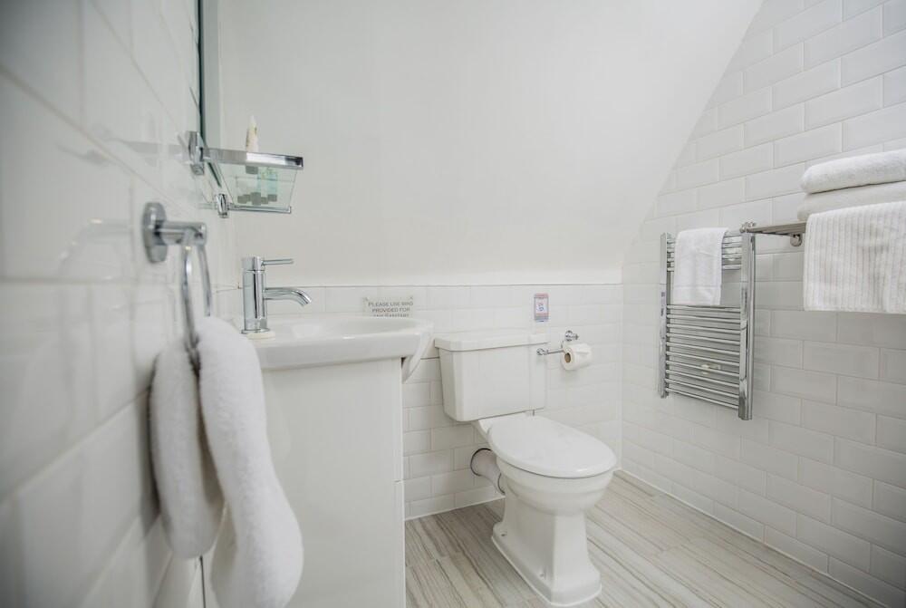 Bathroom – Court House Manor Luxury B&amp;amp;B