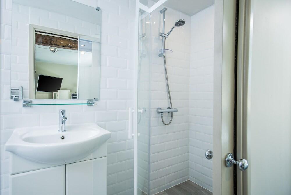 Bathroom – Court House Manor Luxury B&amp;amp;B