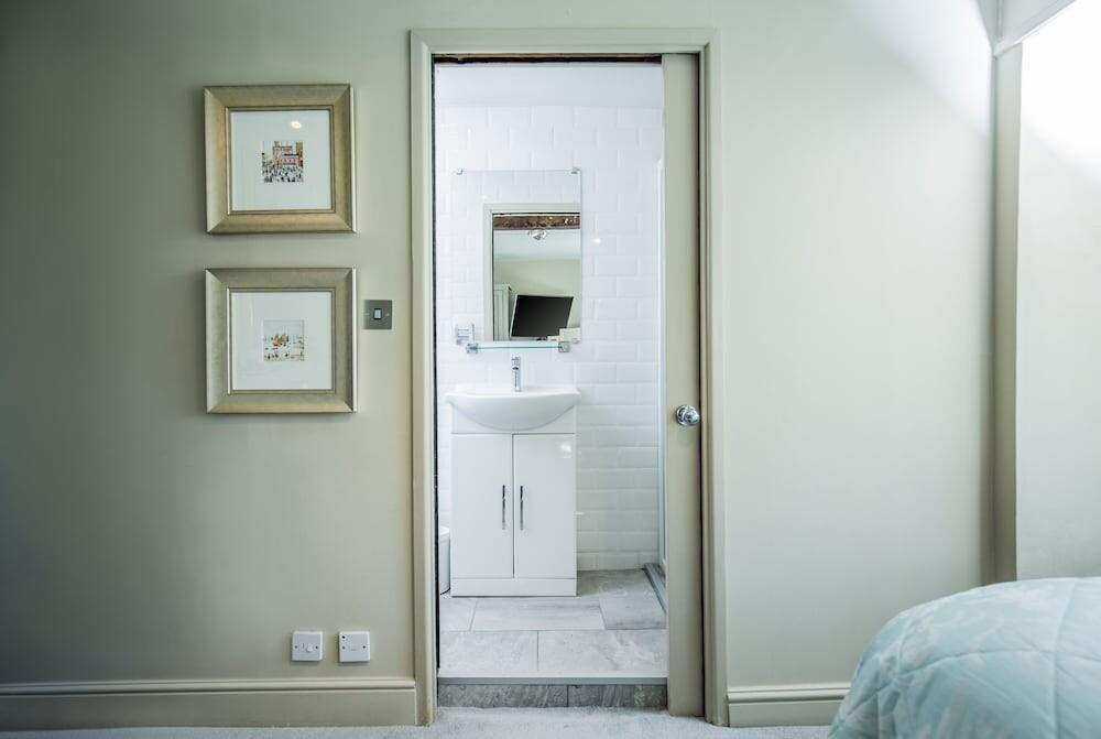 Bathroom – Court House Manor Luxury B&amp;amp;B