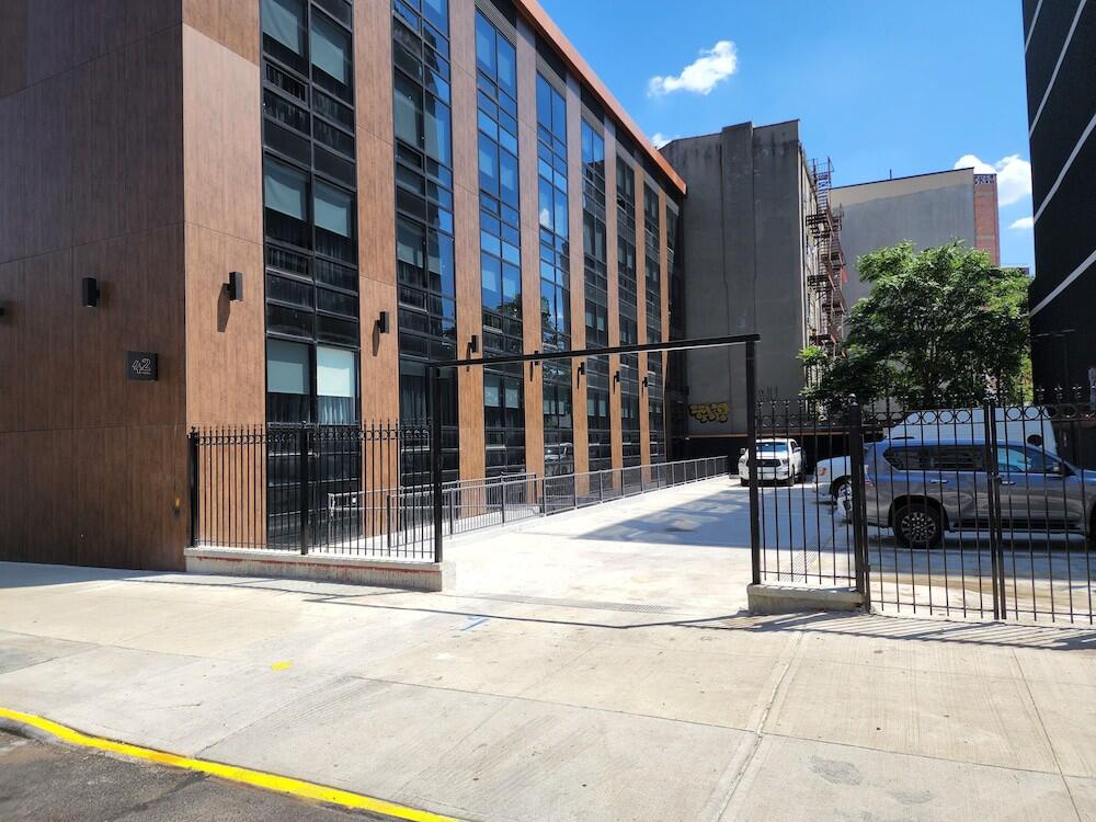 Foto del exterior de 42 Hotel
