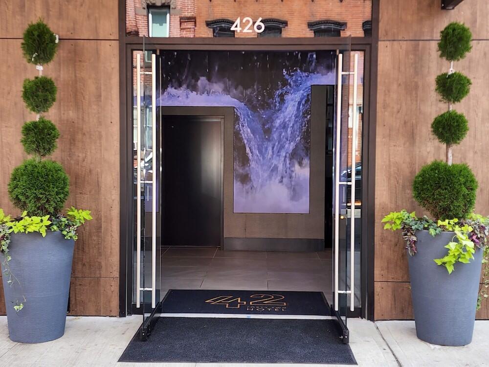 Foto del exterior de 42 Hotel