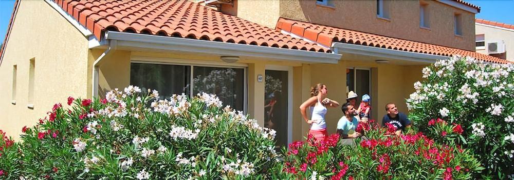 Foto del exterior de Lagrange Grand Bleu Vacances – Résidence Le Mas de Torreilles