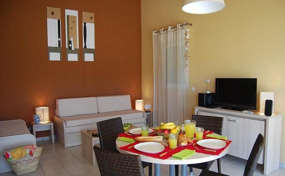 Foto de una habitación de Lagrange Grand Bleu Vacances – Résidence Le Mas de Torreilles