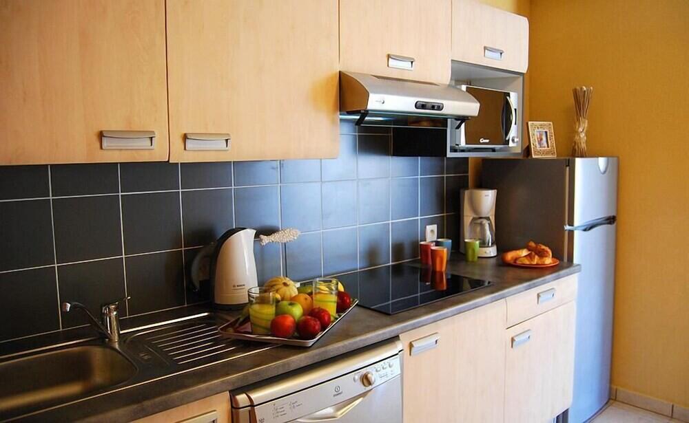 Foto de una habitación de Lagrange Grand Bleu Vacances – Résidence Le Mas de Torreilles