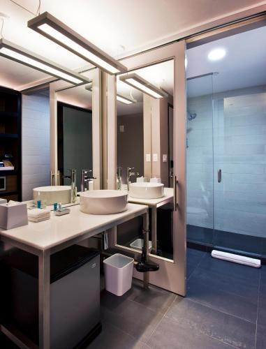 Foto del baño de Hotel Aloft San Francisco Airport