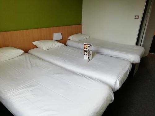 Foto de una habitación de B&amp;amp;B HOTEL Montluçon