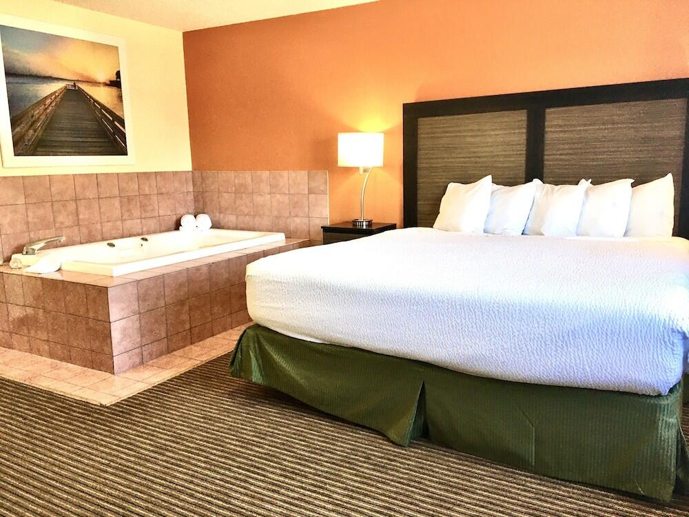 Room – Hotel Days Inn &amp;amp; Suites by Wyndham Traverse City