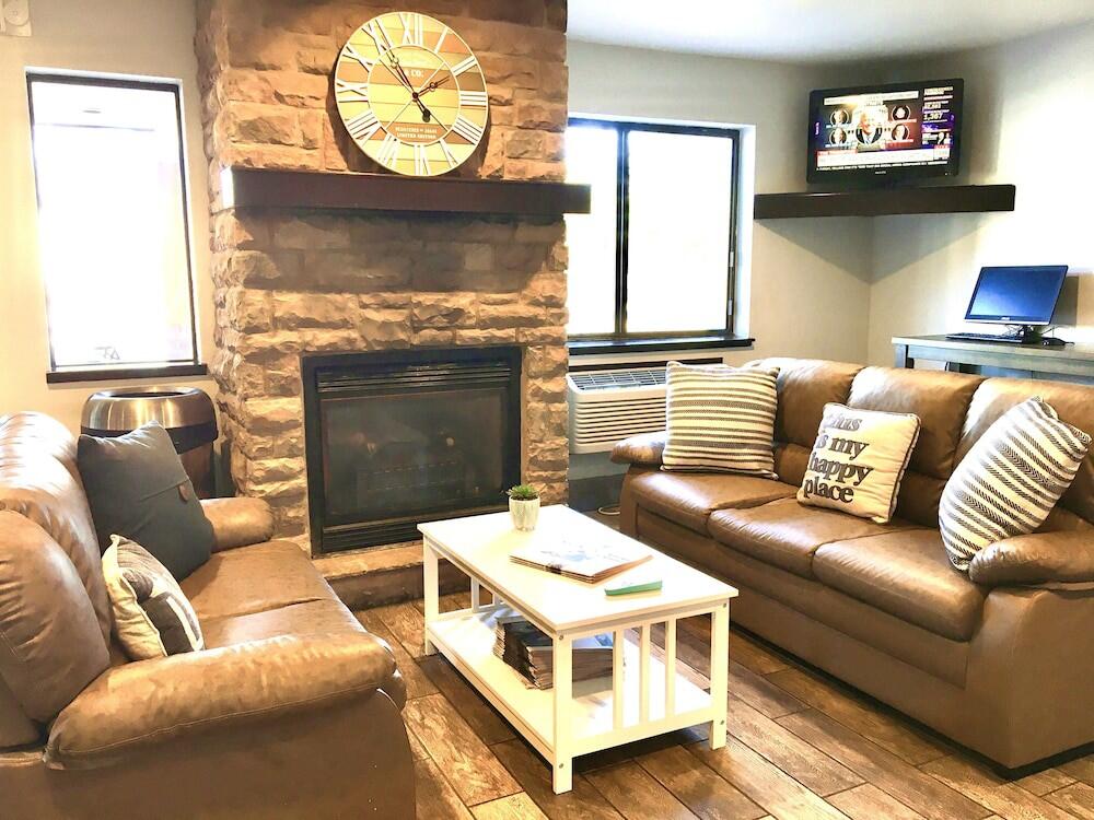 Common areas – Hotel Days Inn &amp;amp; Suites by Wyndham Traverse City