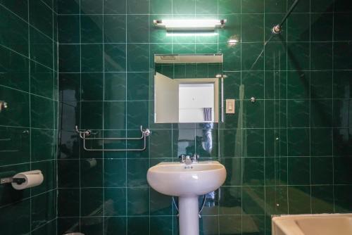 Foto del baño de Midtown West Hotel