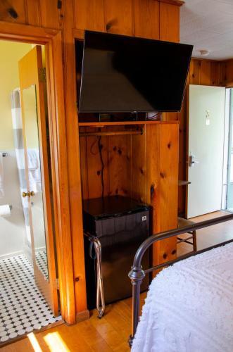 Room – Ludington Blue Spruce Inn