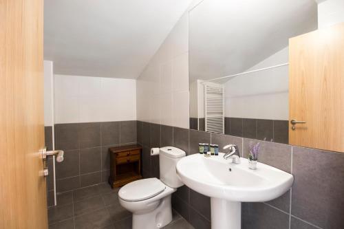 Foto del baño de Font del Ferro Apartments