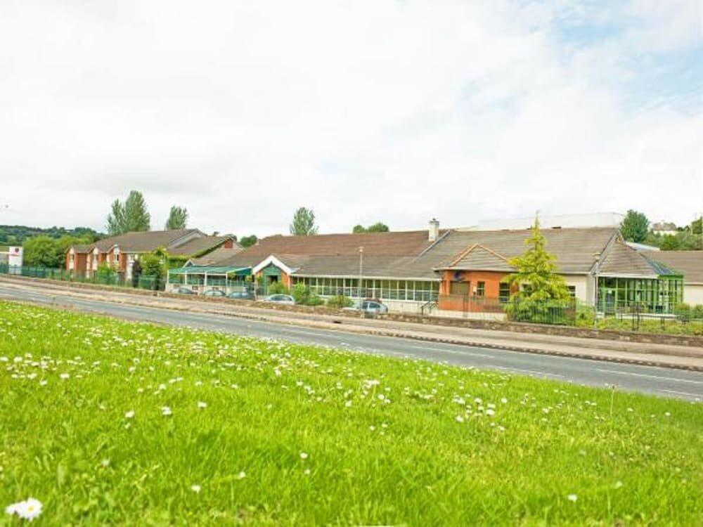 Foto del exterior de Hotel The Commons Express Inn 
