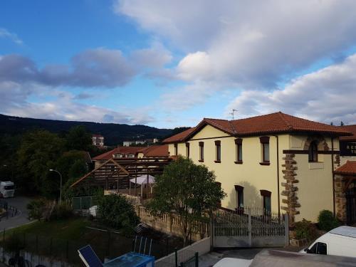 Foto del entorno de TUUL ETXEA, Habitación en caserío a 8km de Bilbao, Baño compartido