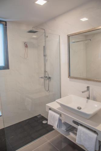 Foto del baño de Calamar Hotel