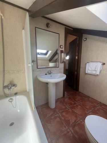 Foto del baño de HOSTAL CORPER NAVALCARNERO