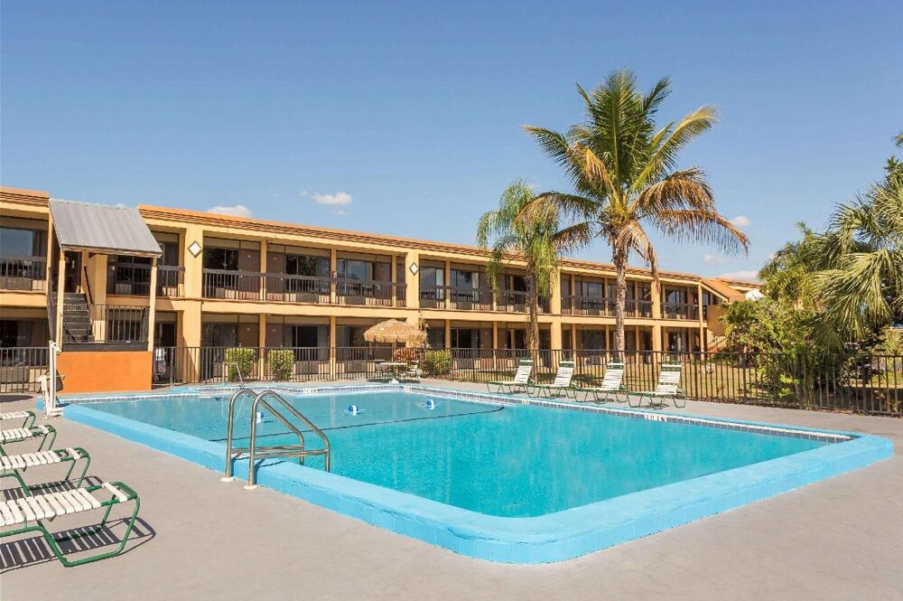 Foto de los servicios de Hotel Travelodge by Wyndham Fort Myers North