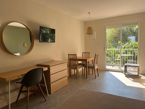Foto de una habitación de Joli appartement proche de la mer avec piscine Juillet/Août