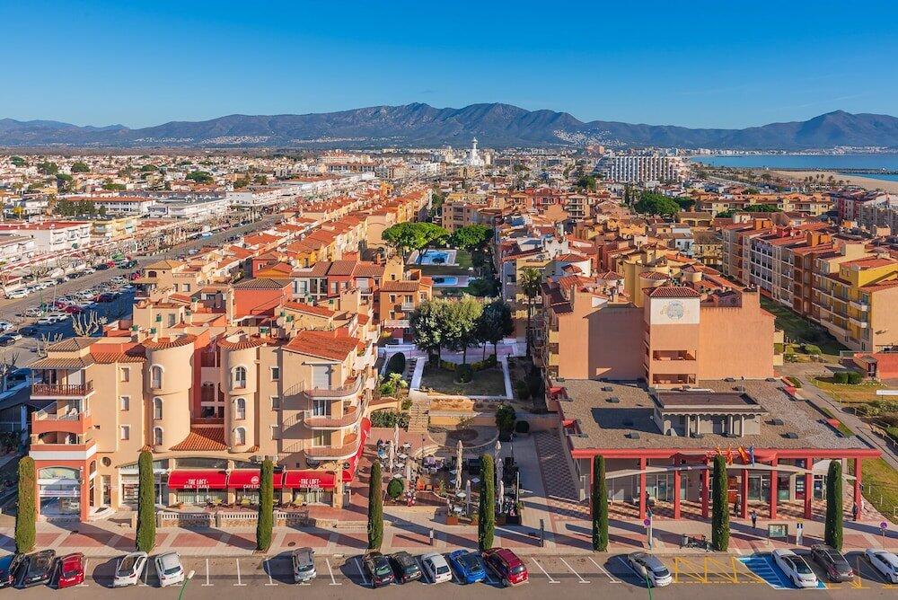 Foto del exterior de Aptos. Comte D´Empuries