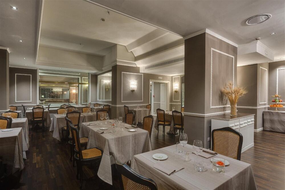 Foto de restauración de Plaza Hotel Lucchesi
