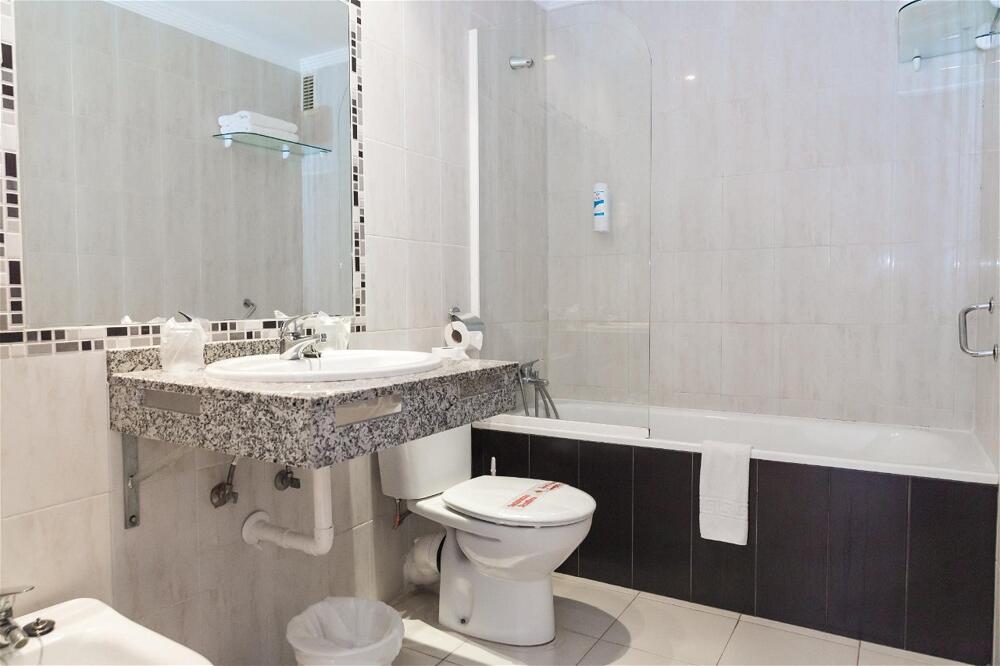 Foto del baño de Hotel AluaSun Marbella Park