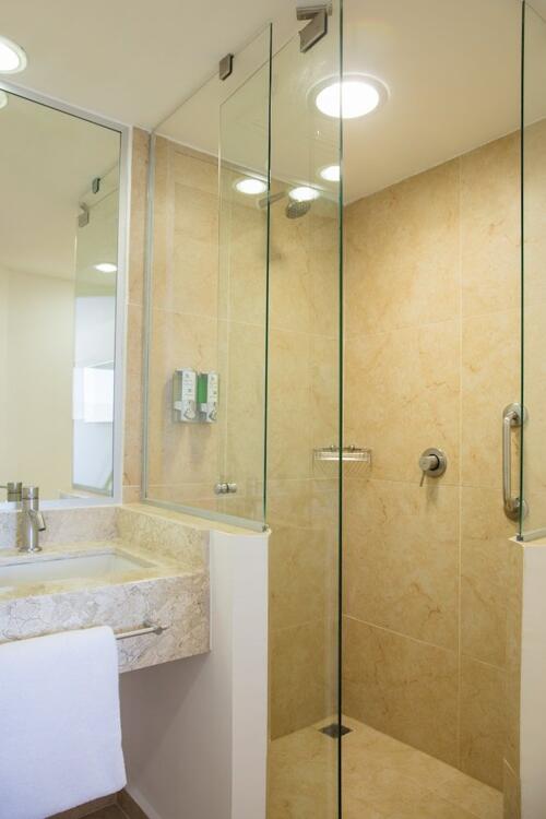 Foto del baño de Hotel One Guadalajara Expo