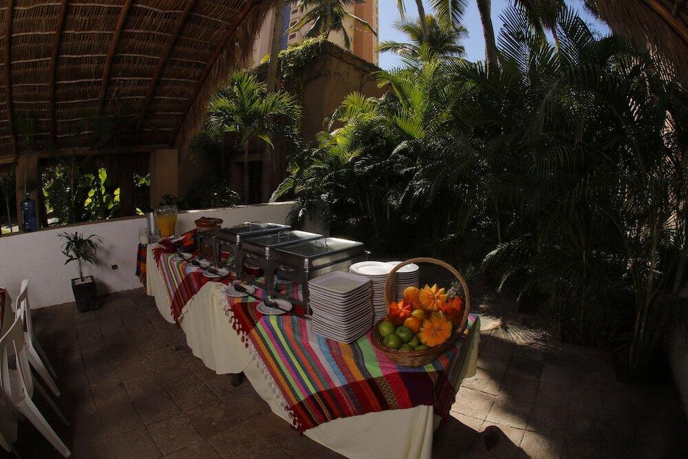 Foto de restauración de Villas El Rancho Green Resort