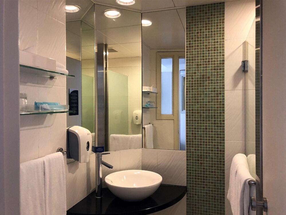 Foto de una habitación de Holiday Inn Express Hong Kong Causeway Bay, an IHG Hotel