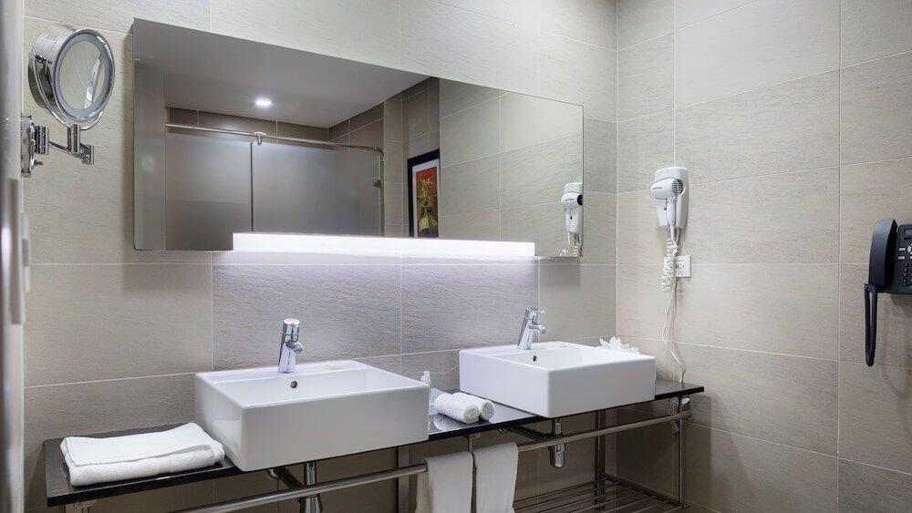Bathroom – Holiday Inn Santo Domingo, an IHG Hotel