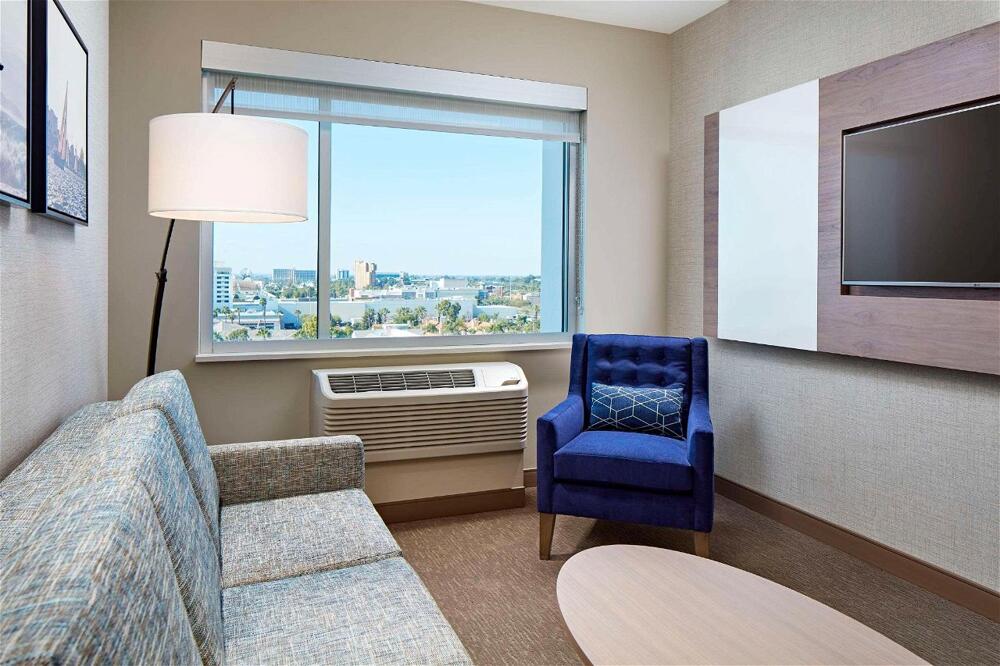 Foto de una habitación de Cambria Hotel &amp;amp; Suites Anaheim Resort Area