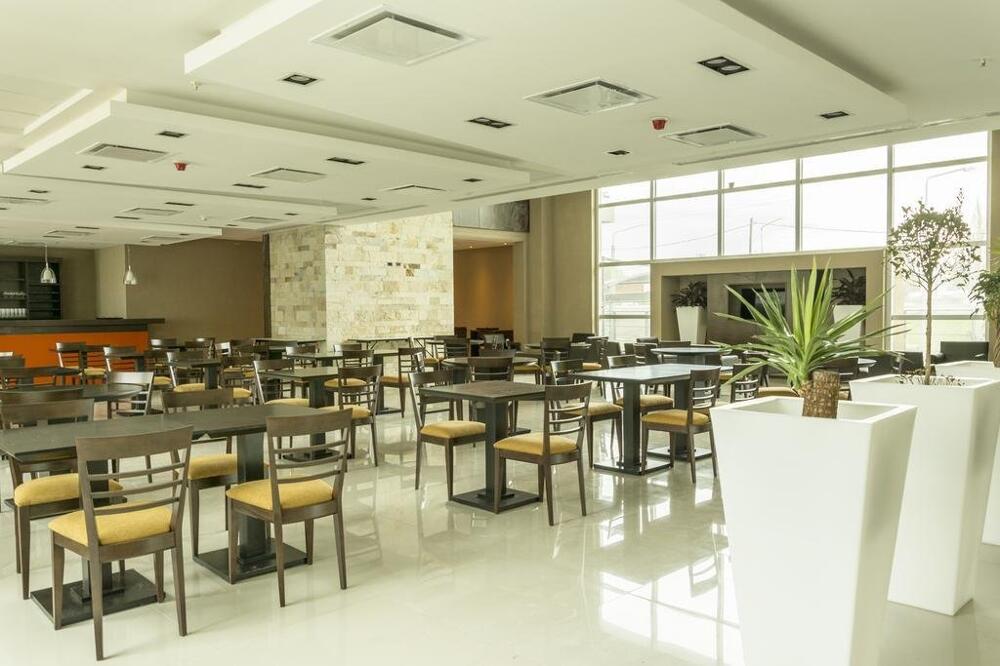 Foto de restauración de Hotel Howard Johnson Neuquen