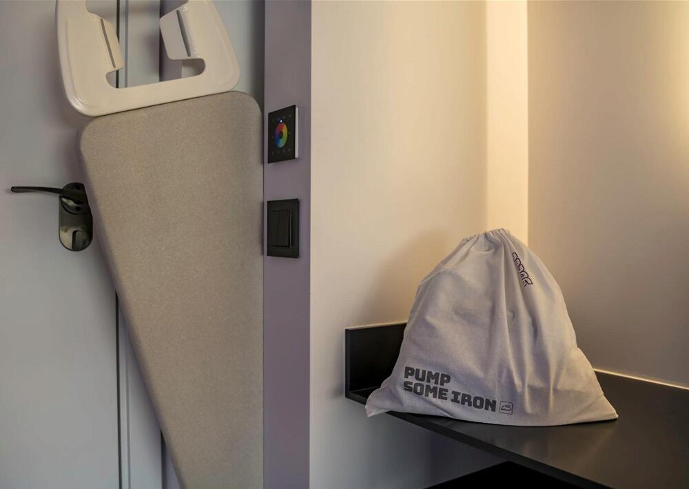 Foto de una habitación de Hotel YOTEL Porto