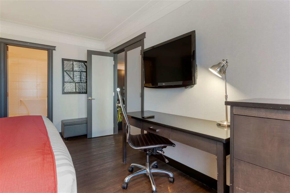 Foto de una habitación de Best Western Plus Village Park Inn