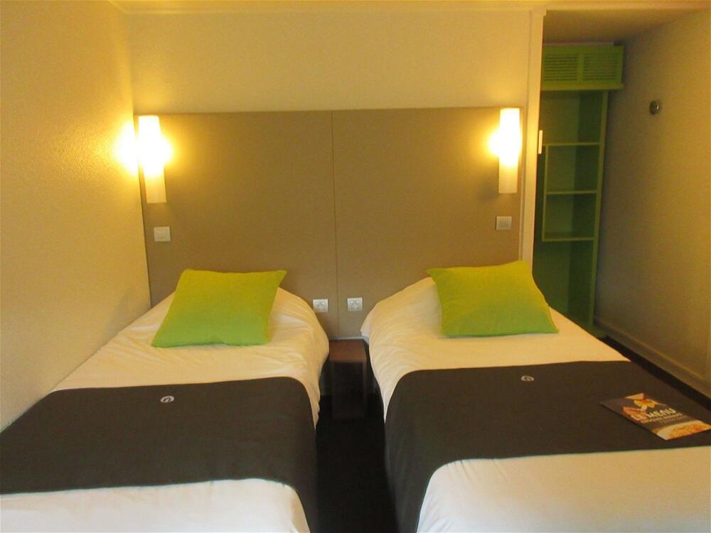 Foto de una habitación de Hotel Campanile Bayeux