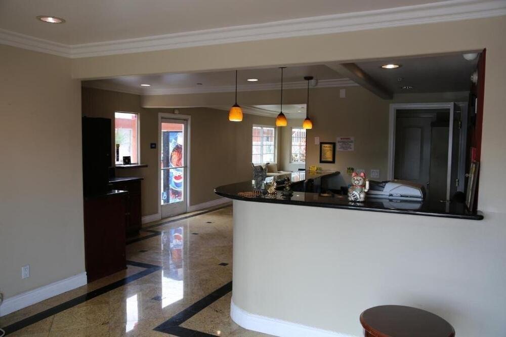 Foto de las zonas nobles de Motel Chateau Inn &amp;amp; Suites