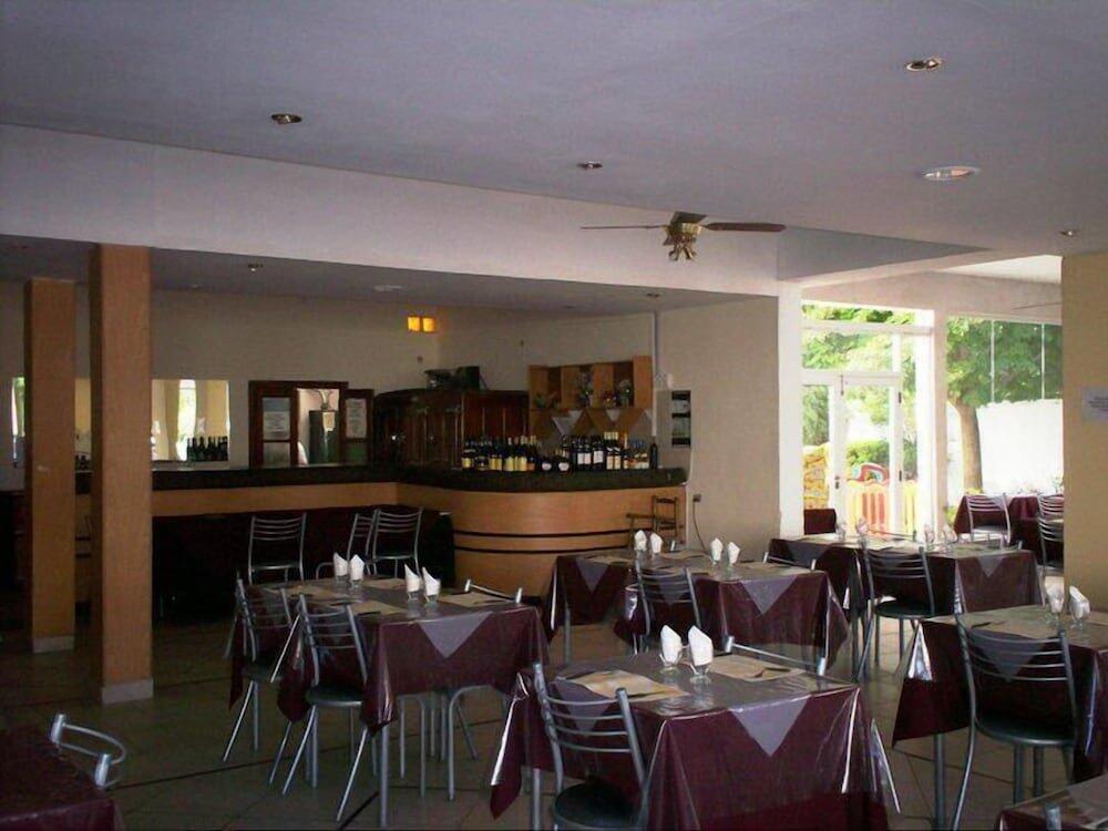 Foto de restauración de San Remo Resort Hotel