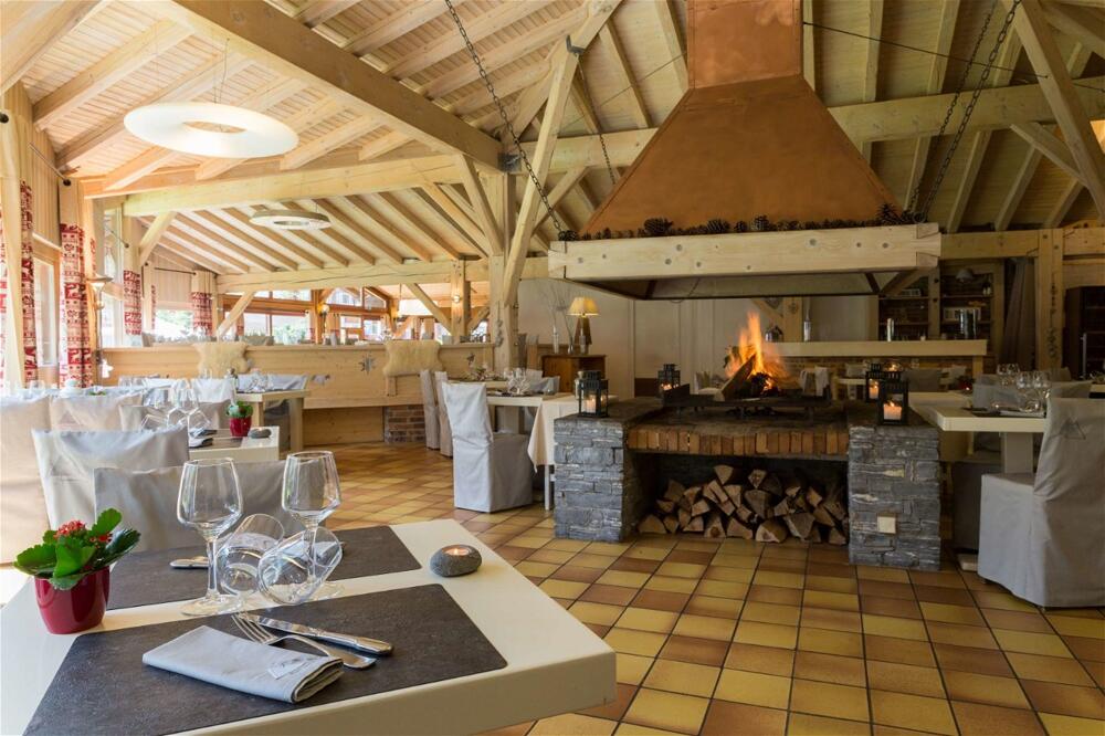 Foto de restauración de Chalet-Hôtel La Chemenaz, The Originals Relais (Hotel-Chalet de Tradition)