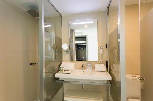 Foto del baño de The Ibiza Twiins Hotel