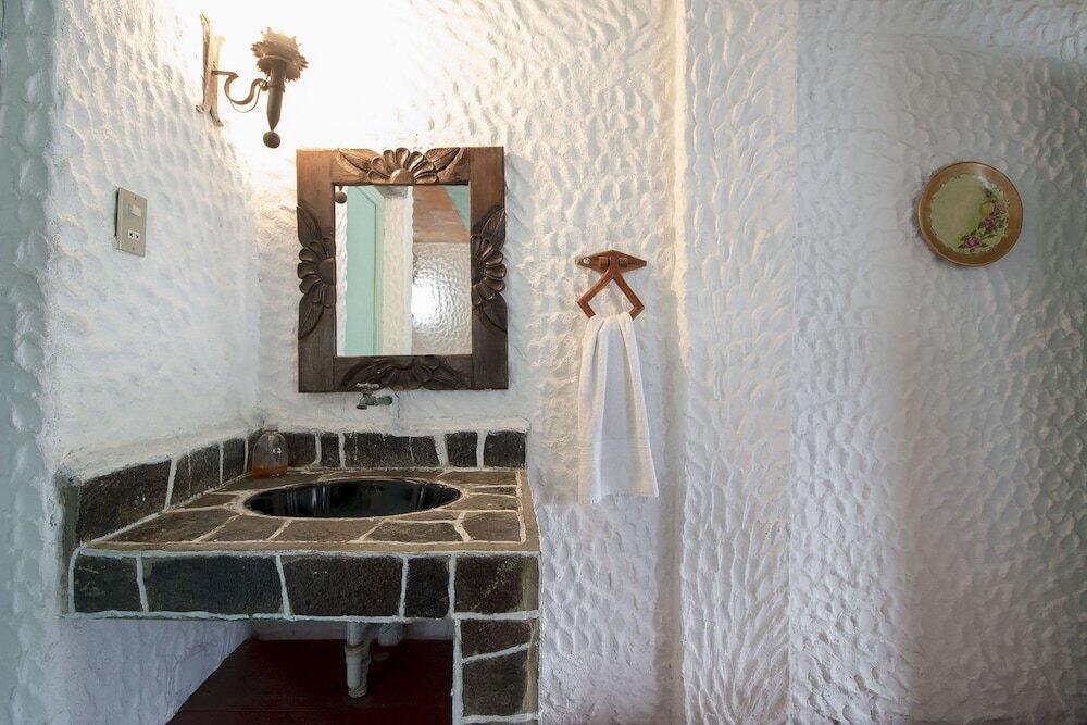 Foto del baño de Eco Hotel Uxlabil Atitlan