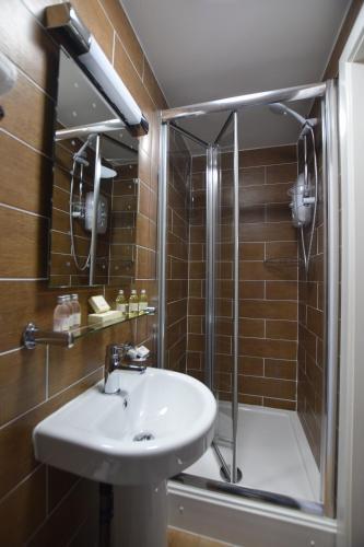 Foto del baño de Lucky 8 Hotel