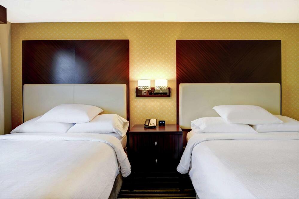 Foto de una habitación de Hotel Embassy Suites Savannah Airport