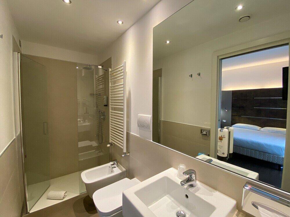 Foto del baño de AMEDIA Hotel Noventa