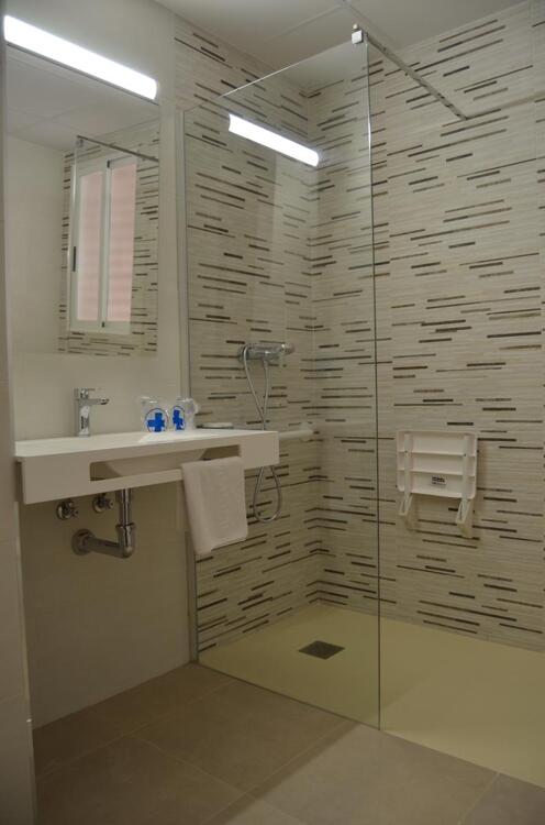 Foto del baño de Hotel Alone